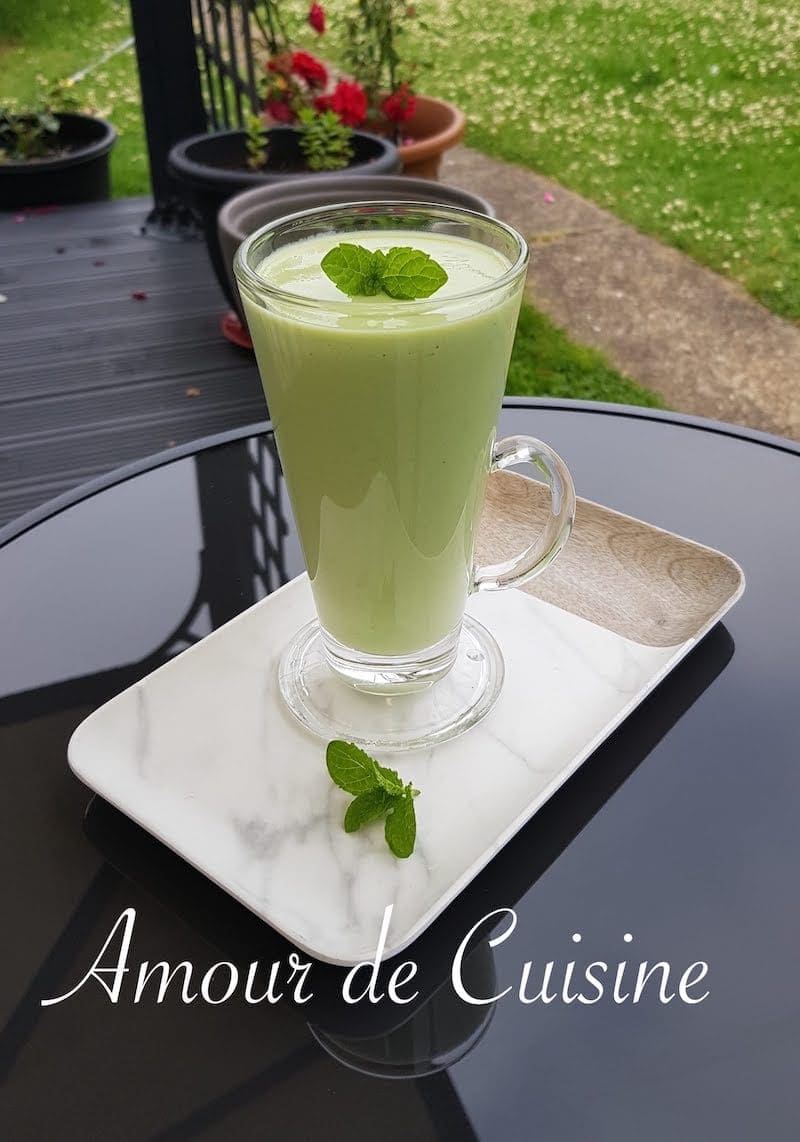 Jus d'avocat mousseux au sirop de menthe