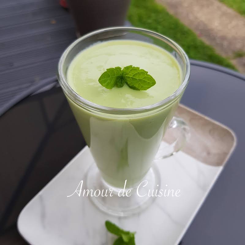 Jus d’avocat mousseux au sirop de menthe