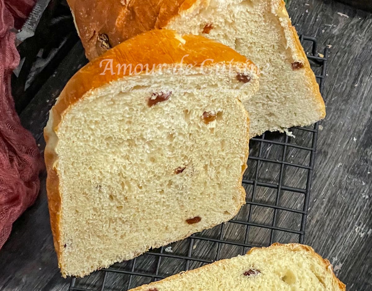 Brioche aux raisins dans la machine à pain