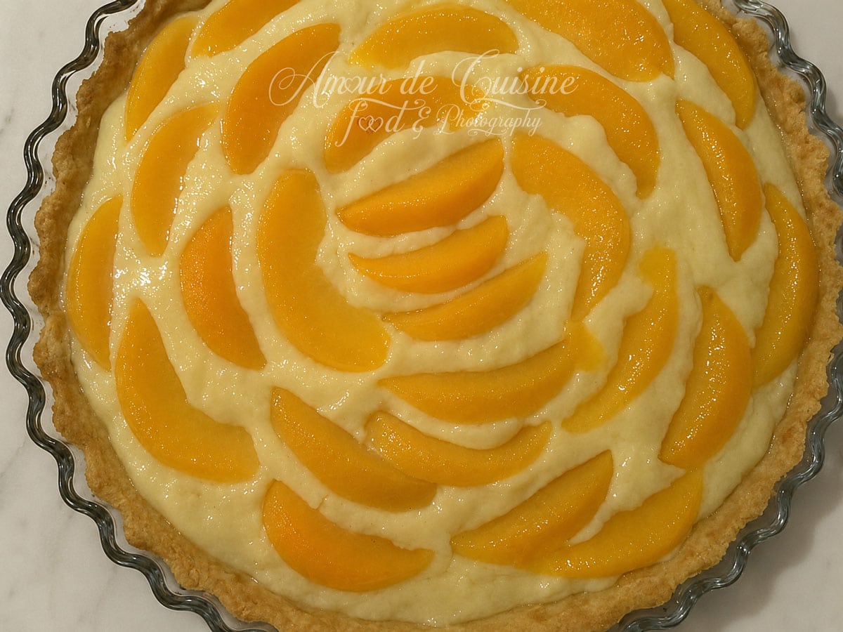 Tarte à la pêche avec crème pâtissière avant cuisson