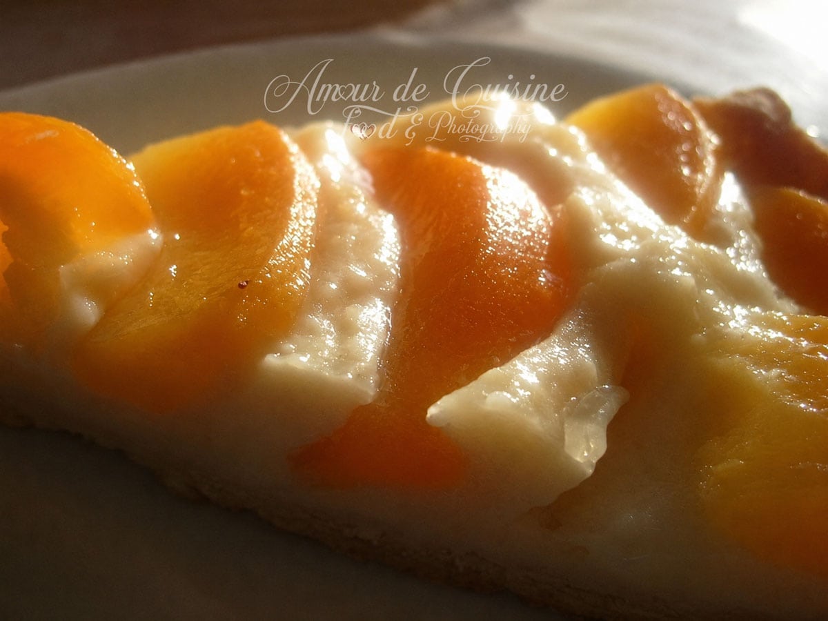 Tarte à la pêche avec crème pâtissière avant cuisson