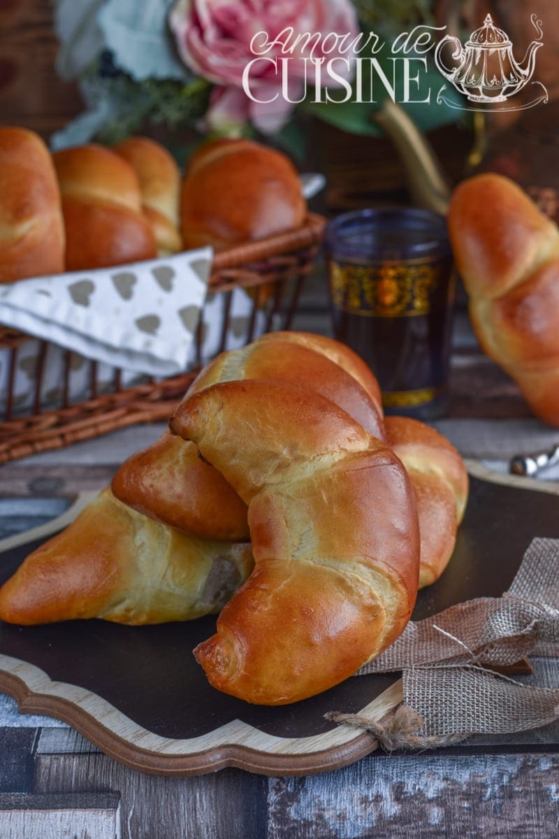 croissants briochés moelleux fourrés à la crème pâtissière