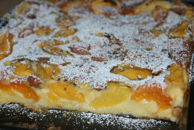 Clafoutis de Provence aux abricots, pêches, amandes et lavande