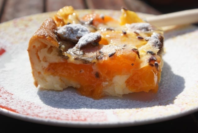 Clafoutis de Provence aux abricots, pêches, amandes et lavande