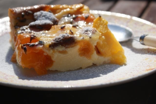 Clafoutis de Provence aux abricots, pêches, amandes et lavande