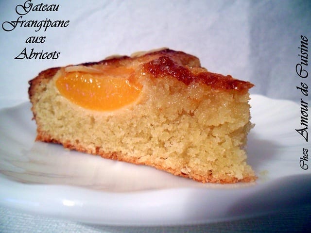 Gâteau abricot moelleux aux amandes avec nappage brillant à la confiture