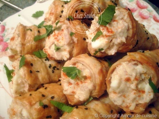 cornets salés à la crème au thon avec de la pâte feuilletée