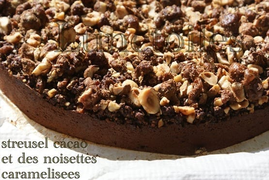 gateau au chocolat, streusel cacao et noisettes caramelisees