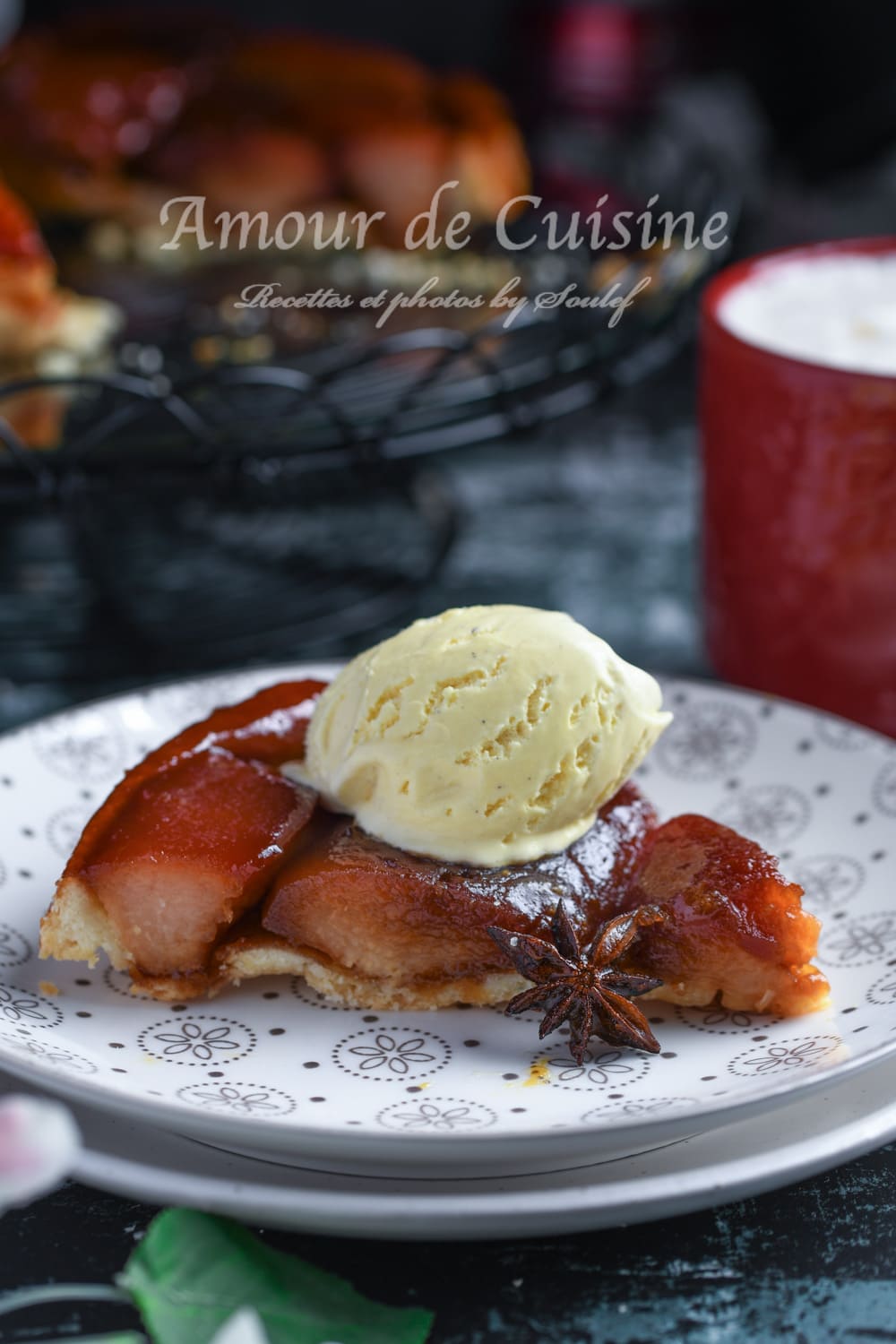 un morceau de tarte tatin aux coings avec une boule de glace à la vanille