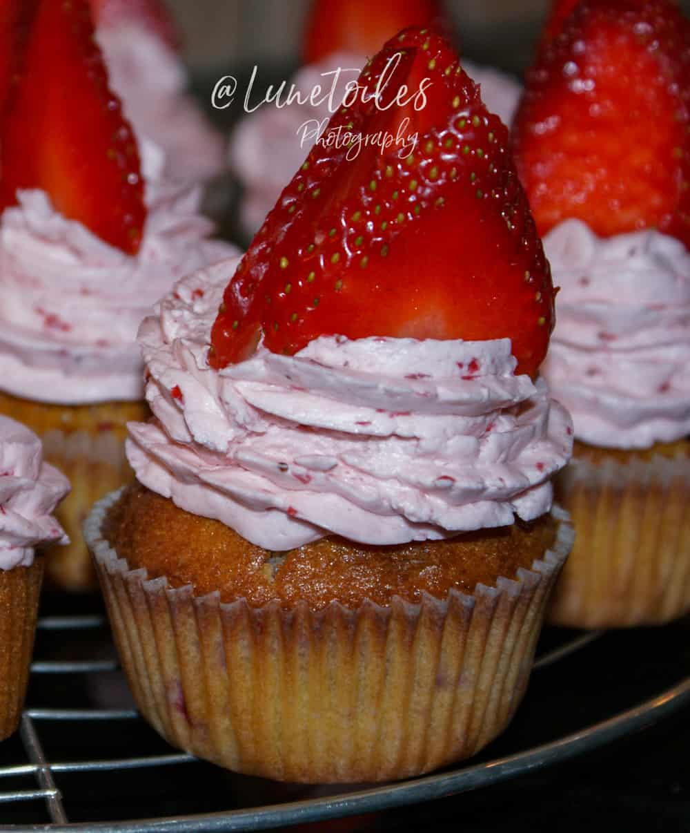 Cupcakes aux fraises a la creme au beurre meringuee