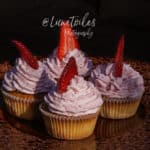 Cupcakes aux fraises a la creme au beurre meringuee