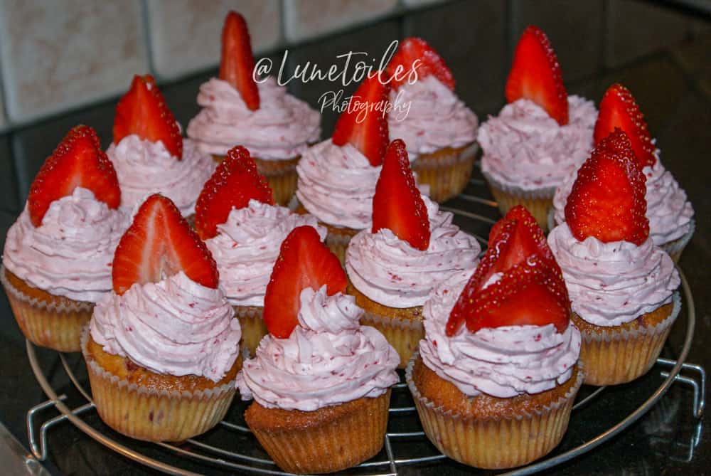 Cupcakes aux fraises a la creme au beurre meringuee