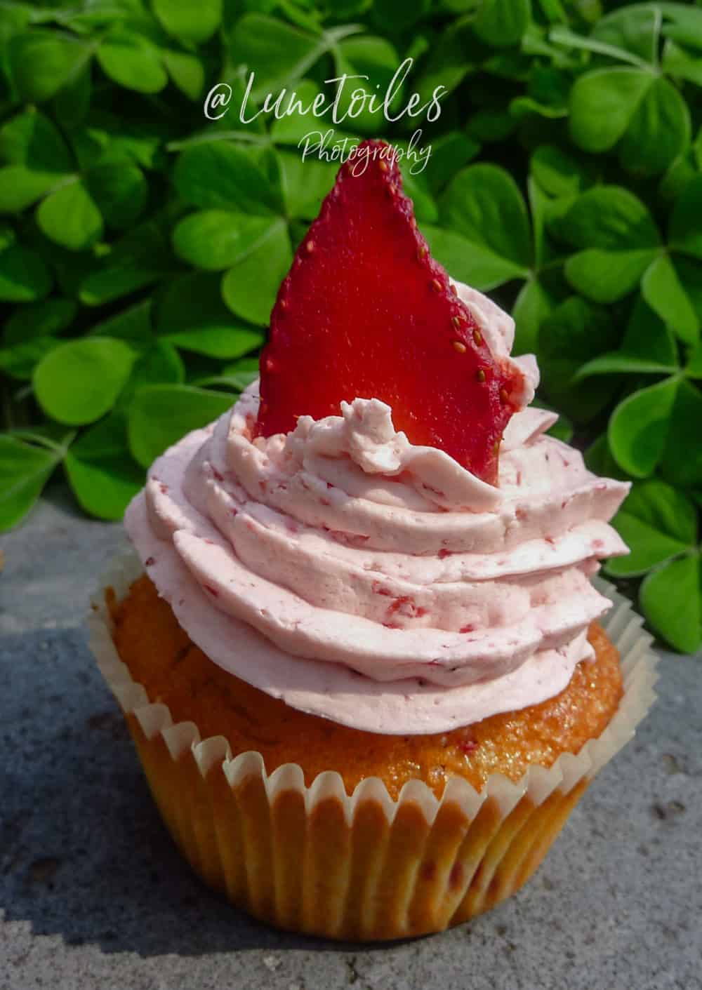 Cupcakes aux fraises a la creme au beurre meringuee