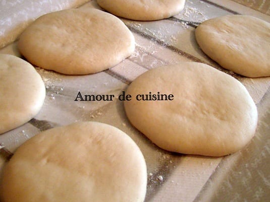 Batbout pain marocain à la farine