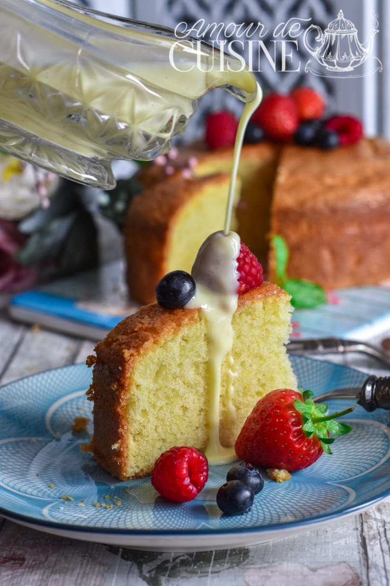 un filet coulant de la creme anglaise sur un gateau à la vanille