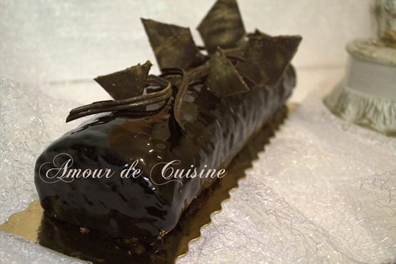 biscuit roule au miroir au chocolat.CR2 génoise pour bûche de noël ou réveillon au glaçage miroir au chocolat