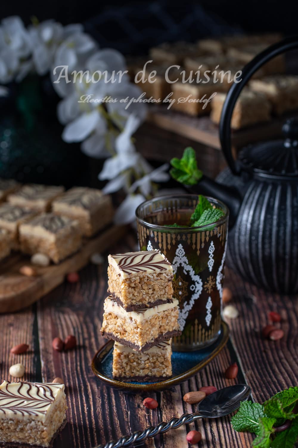 bouchées de cacahuètes au chocolat, zellij, nougat aux cacahuètes sans cuisson ou gateau snickers arabe pour l'aid