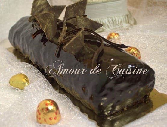 gateau du reveillon génoise pour bûche de noël ou réveillon au glaçage miroir au chocolat