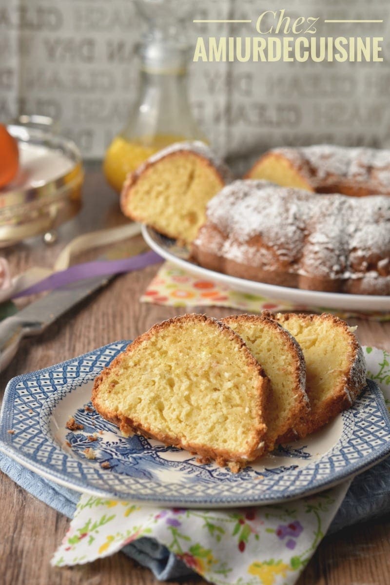 Gâteau à l’orange moelleux à la noix de coco, coupé en tranches et saupoudré de sucre glace.