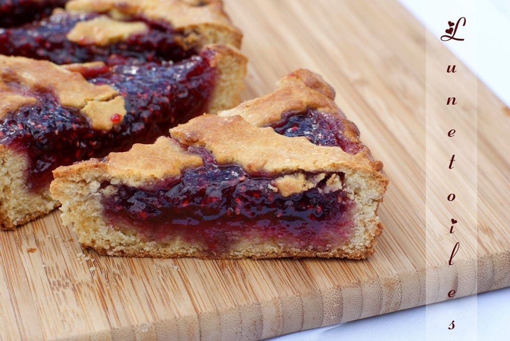 un morceau de la linzer torte à la confiture de framboise