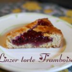 un morceau de linz torte framboises dans une assiette