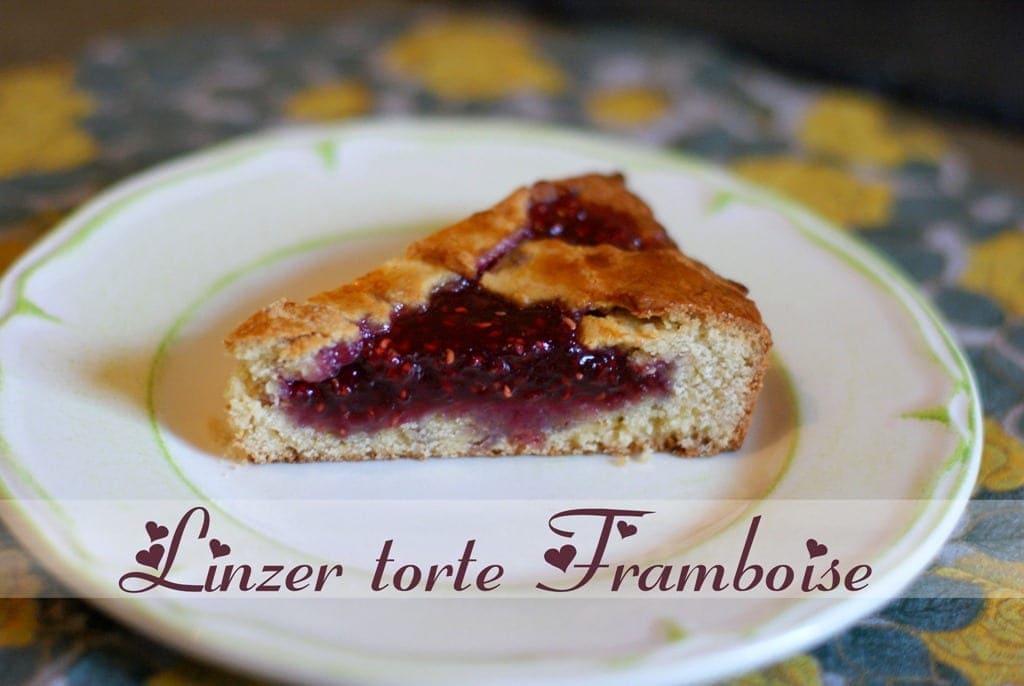 un morceau de linz torte framboises dans une assiette