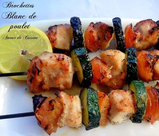 Brochettes de blanc de poulet, courgettes et tomates