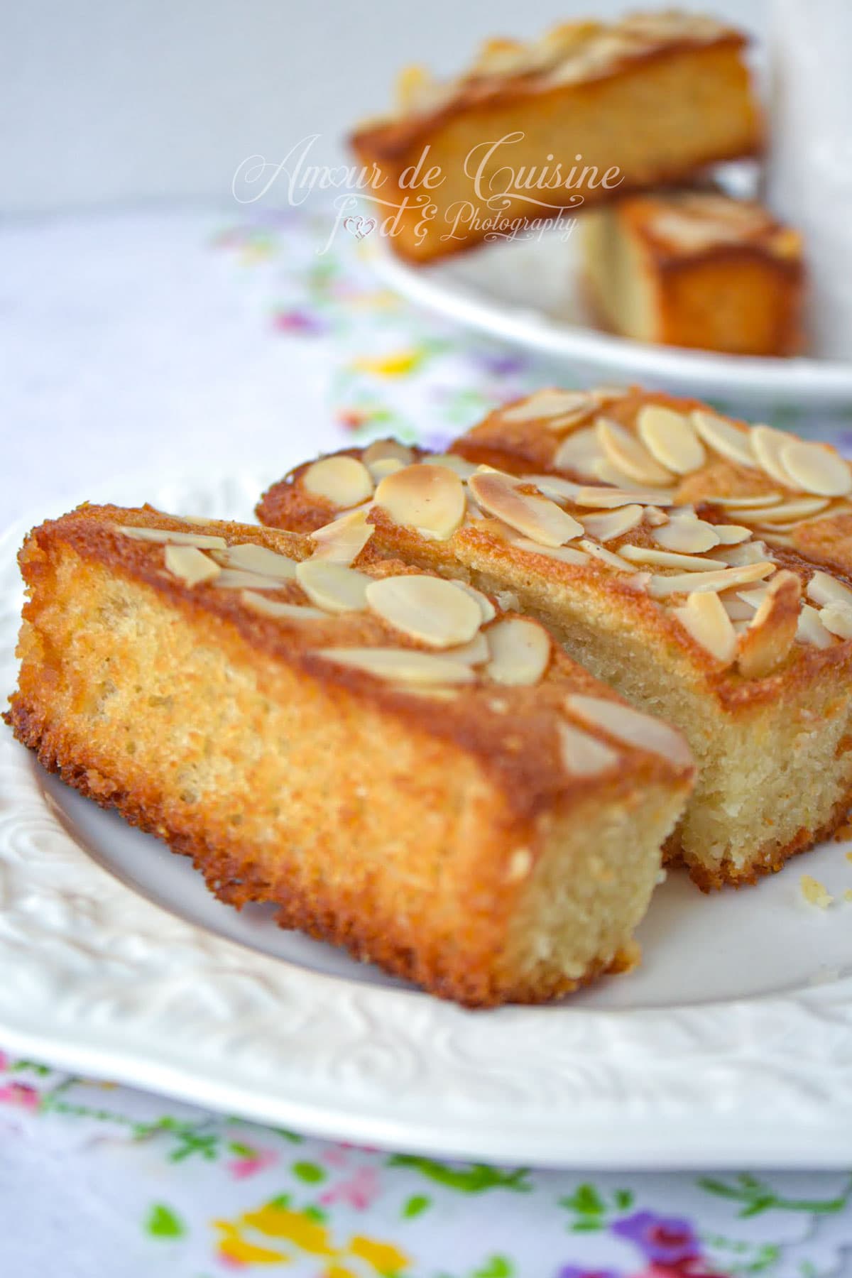 Financiers aux amandes moelleux et dorés, garnis d’amandes effilées, servis dans une assiette blanche pour le goûter.