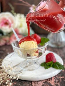 coulis de fraises maison facile servie sur une boule de crème glacée à la vanille