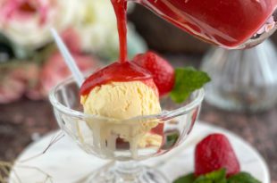 coulis de fraises maison facile servie sur une boule de crème glacée à la vanille