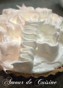 Décorer la tarte avec de la meringue