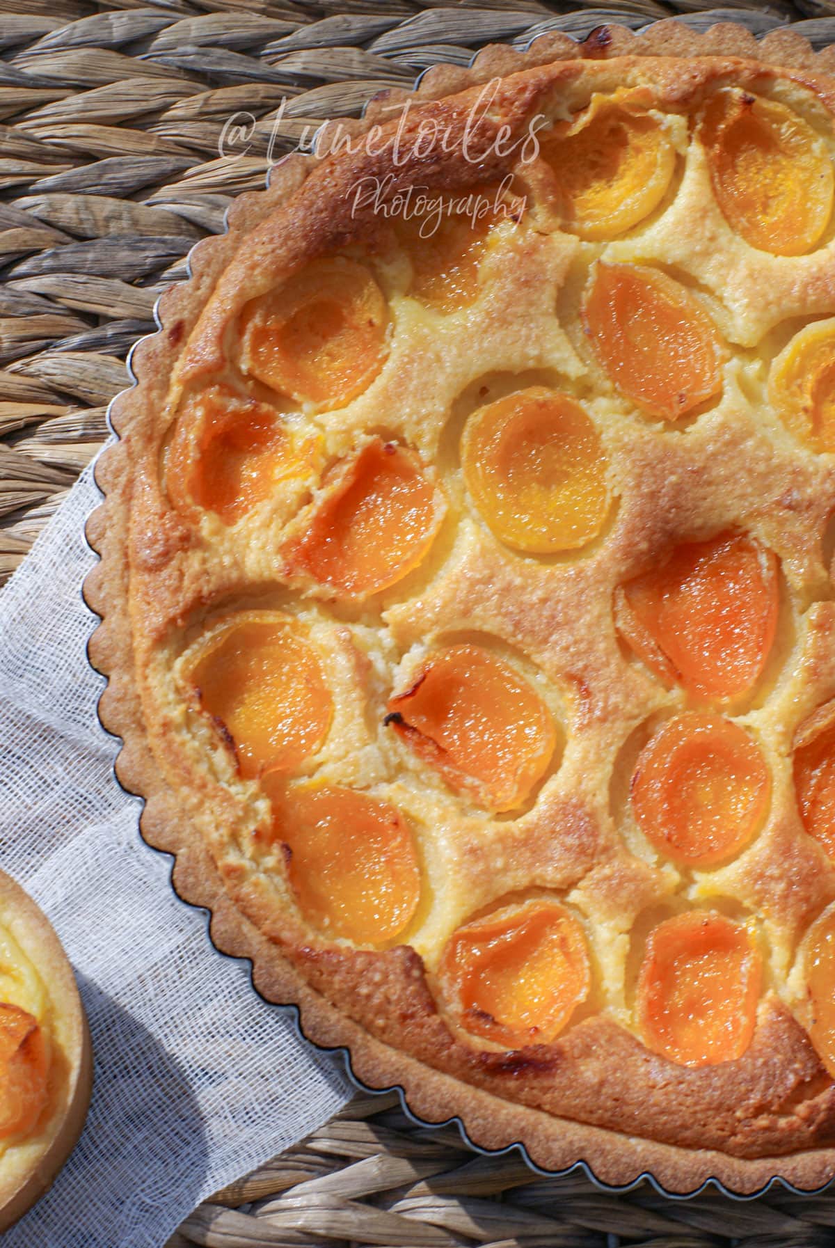 Tarte aux abricots et crème d’amande dorée au four, garnie d’abricots moelleux sur une pâte sucrée