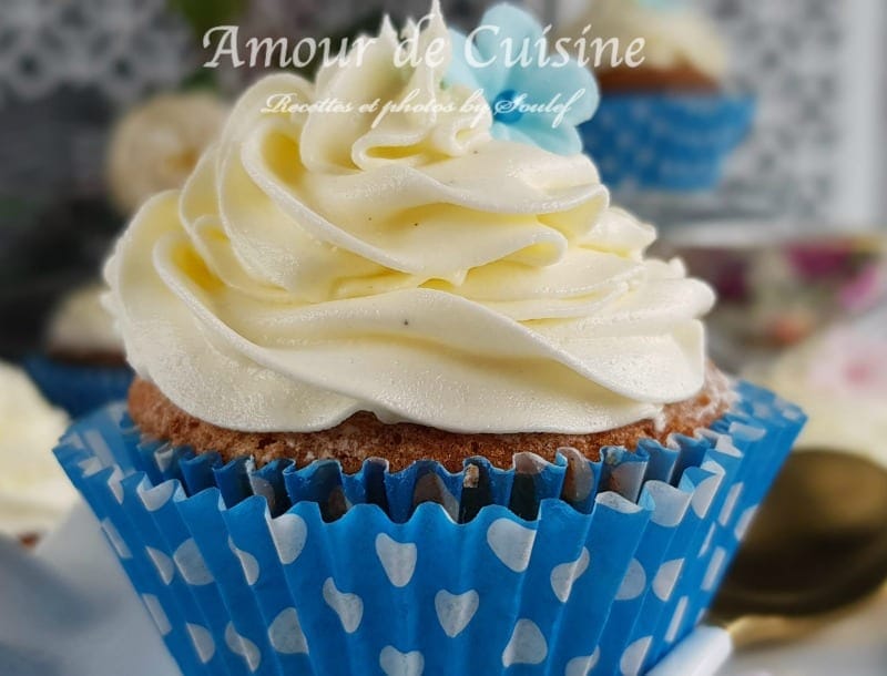 la crème au beurre facile sans oeufs poché sur un cupcake