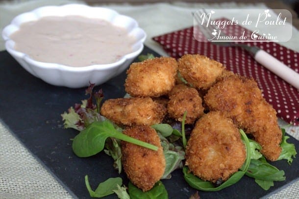 nugget de poulet accompagner d'une sauce blacnhe