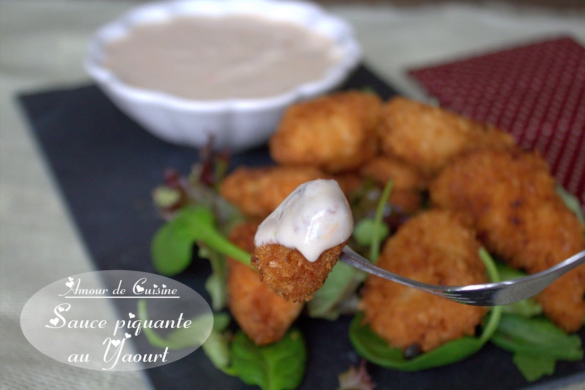 Nugget croustillant nappé de sauce piquante au yaourt maison, servi avec salade et sauce en accompagnement
