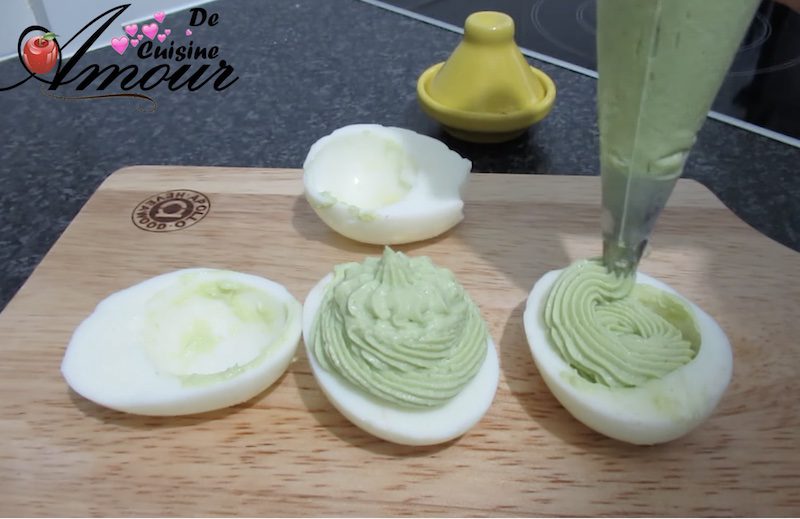 remplissage des blancs d'oeufs avec la creme d'avocat