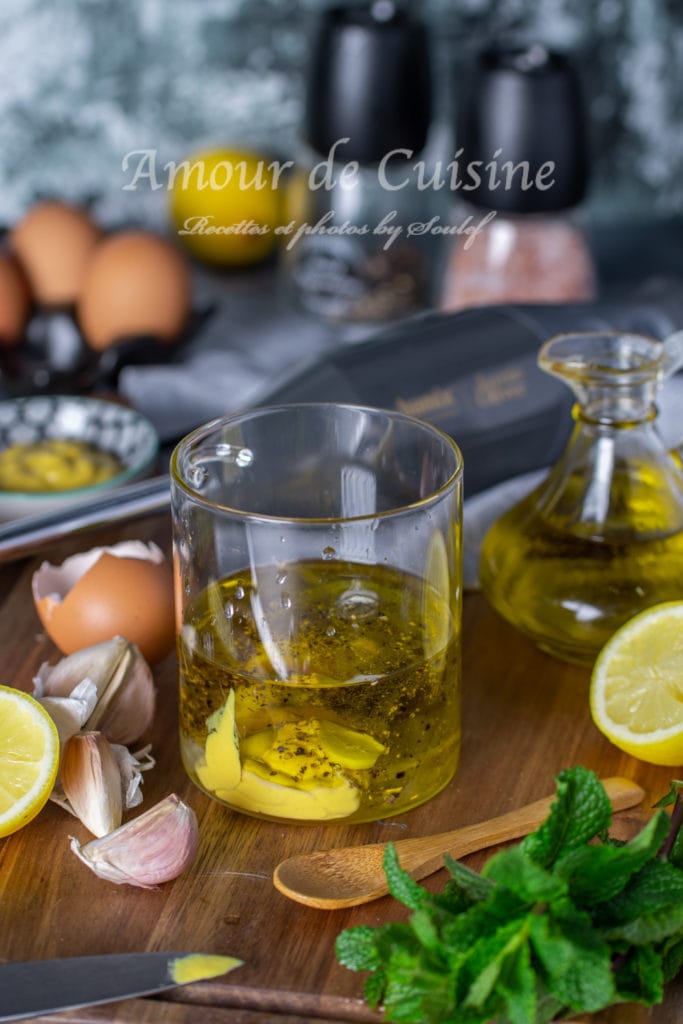 Œuf huile moutarde citron ail et assaisonnements pour mayonnaise maison