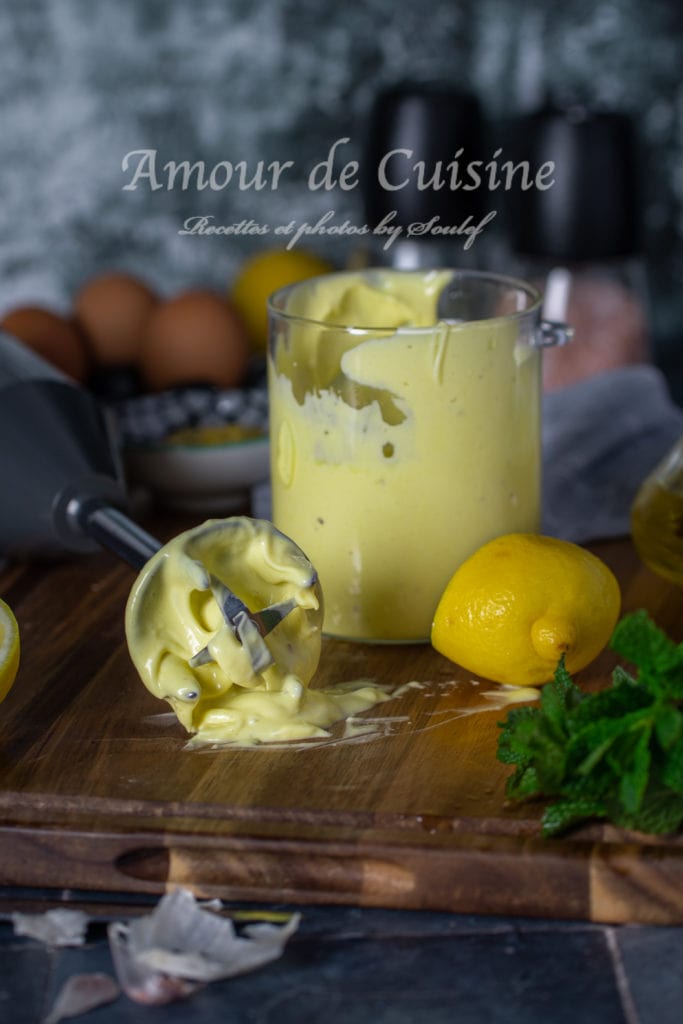 Préparation de la mayonnaise express avec le pied du mixeur maintenu au fond du récipient