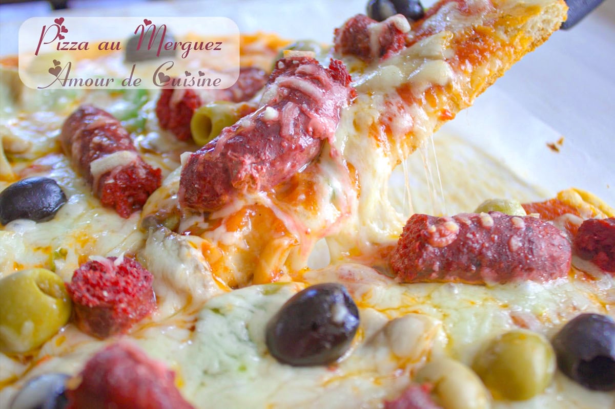 Part de pizza reine au merguez avec fromage fondant, olives noires et vertes, sur pâte maison moelleuse