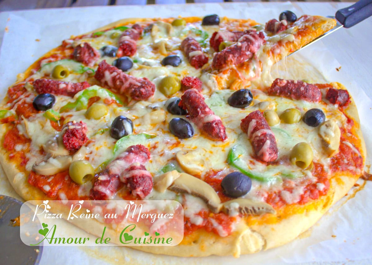 Pizza reine maison garnie de merguez grillée, olives noires et vertes, champignons, poivrons verts et mozzarella fondue sur pâte moelleuse