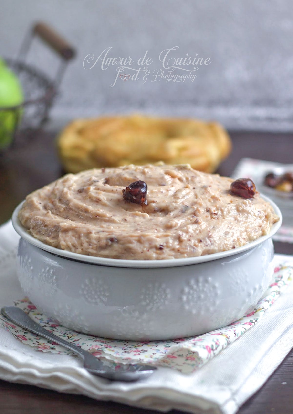 Crème mousseline praliné aux noisettes dans un bol blanc, texture onctueuse et gourmande, idéale pour garnir un Paris-Brest ou des choux.