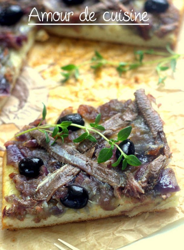 Pissaladière aux oignons rouges facile, ou pissaladière niçoise aux anchois