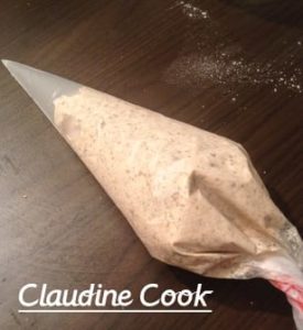 pate à dacquoise dans la poche à douille