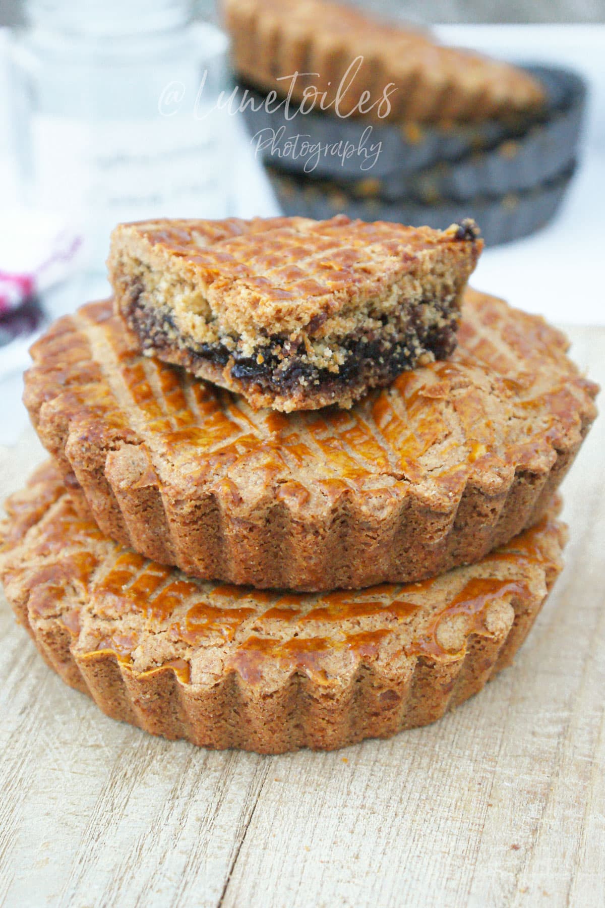 Gâteau basque à la confiture de cerises noires, en petits formats individuels, avec pâte dorée et garniture fondante visible à la coupe.