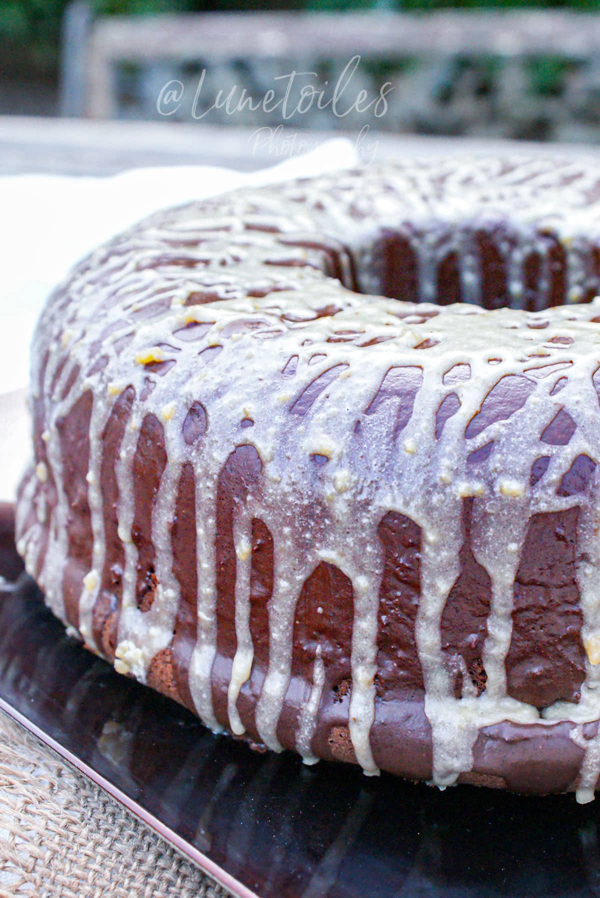 Bundt cake au chocolat décoré de glaçage au beurre de cacahuète