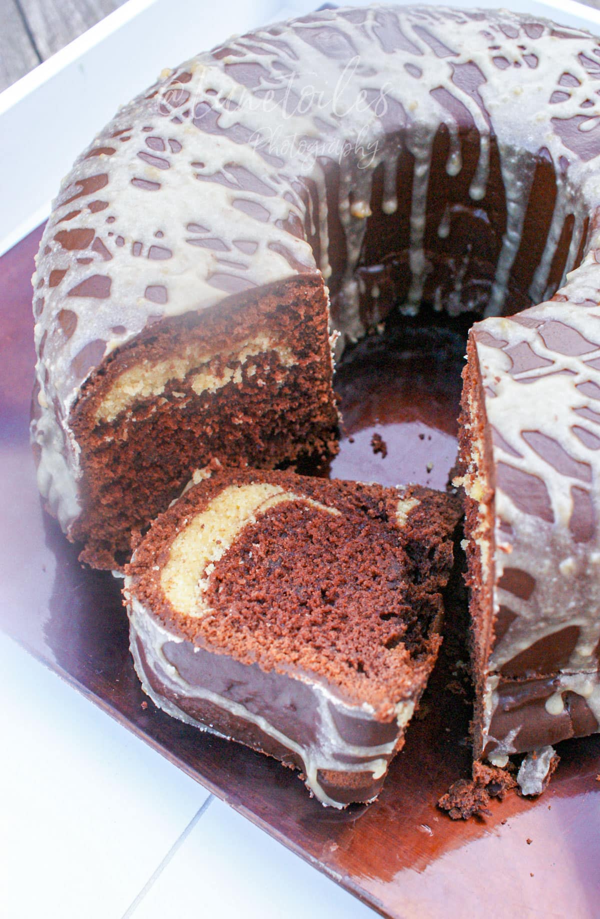 Bundt cake au chocolat et beurre de cacahuète avec glaçage coulant