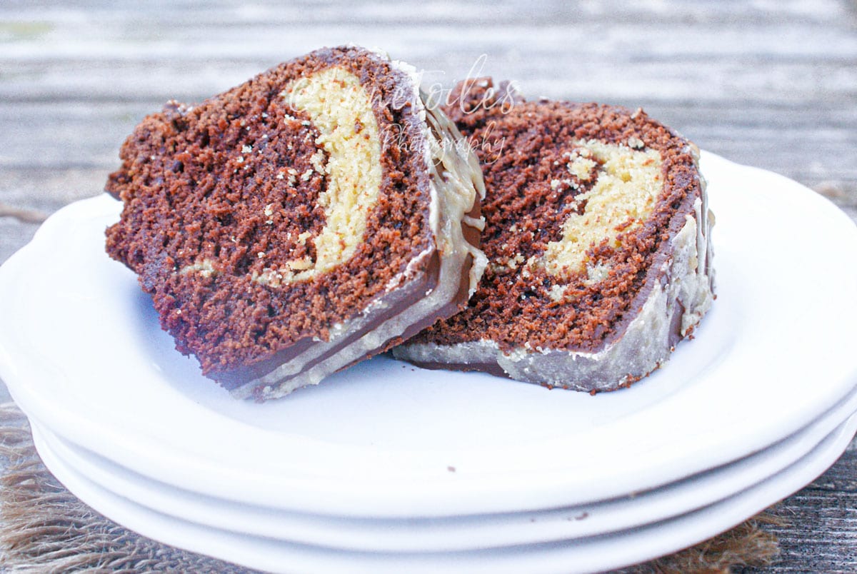 Part de bundt cake au chocolat et beurre de cacahuète