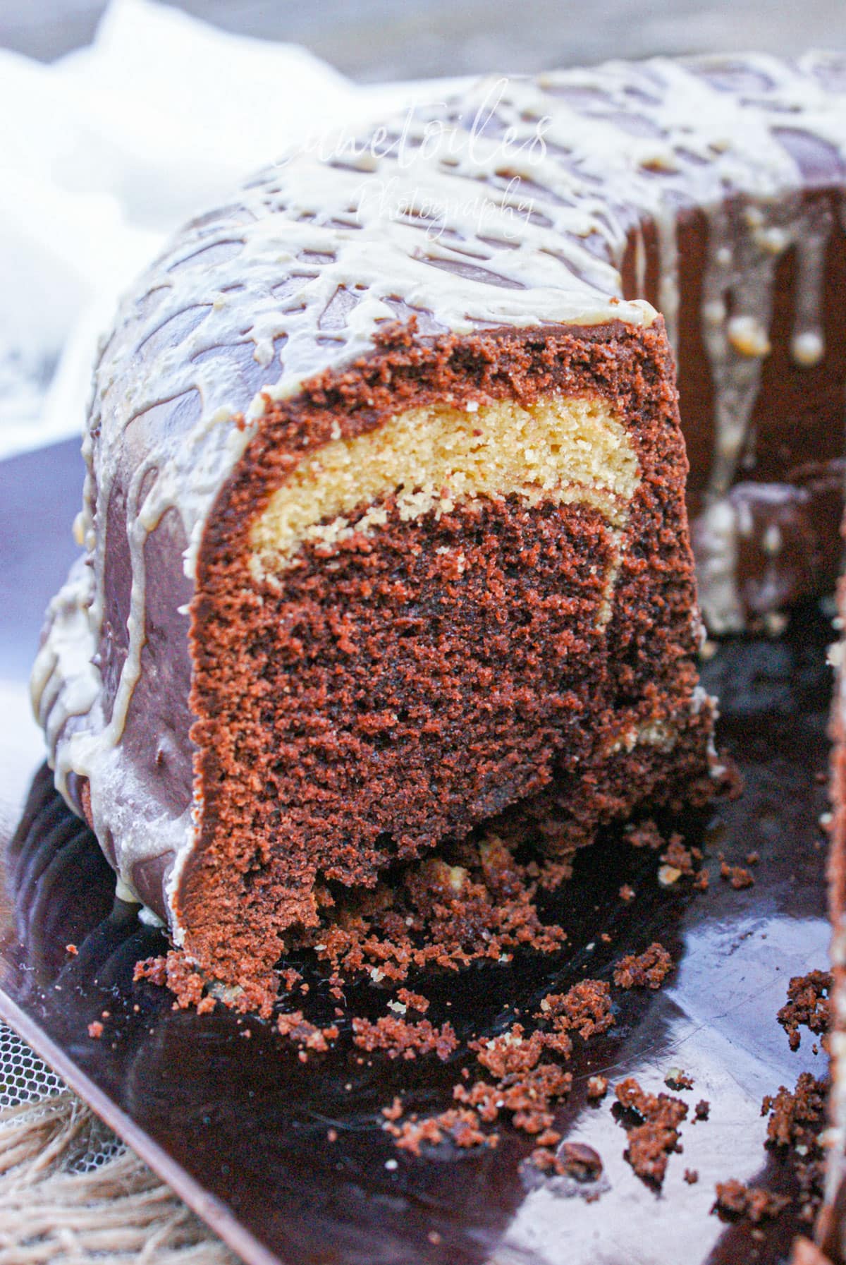 Vue rapprochée d'un bundt cake au chocolat et beurre de cacahuète