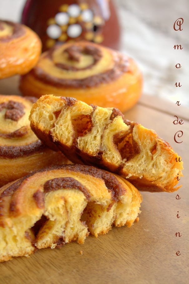 Roulés à la cannelle maison coupés en deux, révélant une mie aérée et dorée – viennoiserie feuilletée préparée avec une pâte levée et une garniture à la cannelle, par Amour de Cuisine