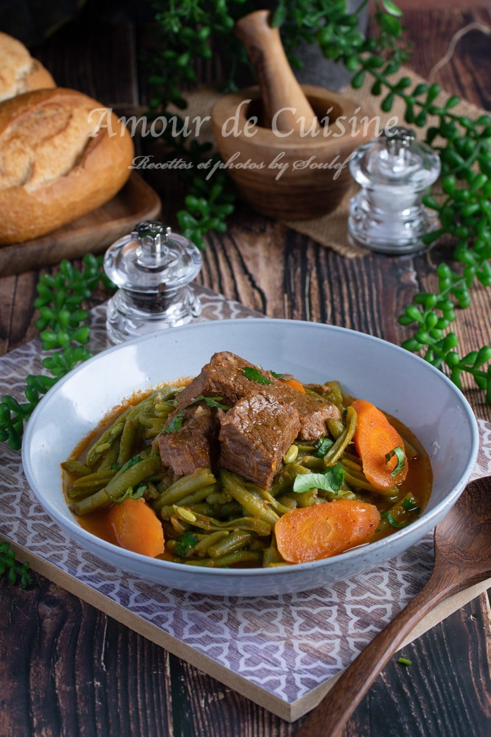 Ragoût d'haricots verts à l'agneau en sauce rouge